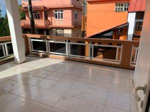 uma varanda aberta com vista para alguns edifícios em NR appartments em Curepipe