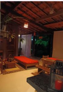 a living room with a bed and a table at LE BOUTIQUE SUÍTES - PRAIA de MARESIAS in Maresias