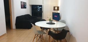 uma mesa branca e cadeiras numa sala de estar em LINA'S HOME & POOL - Breakbooking CY em Laxia