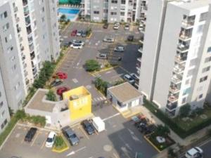 een luchtzicht op een parkeerplaats in een stad bij Moderno amplio y acogedor apartamento en el sur de cali in Cali