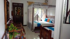Seadina Coral Home في ماتارا: غرفة نوم بسرير مع مظلة