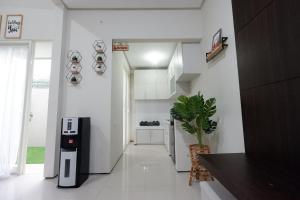 a kitchen with a black and white appliance in a room at Villa Brassia - 3 Bedrooms 