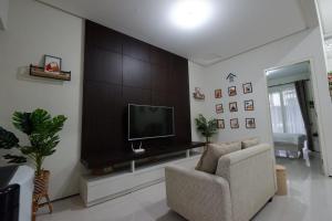 sala de estar con TV y sofá en Villa Brassia - 3 Bedrooms 