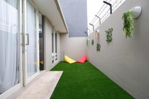 an empty corridor with green carpet in a building at Villa Brassia - 3 Bedrooms 