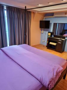Omni Tower 2 Bed Room Sukhumbit Best Apartment في Bang Kapi: غرفة نوم بسرير كبير وبيانو