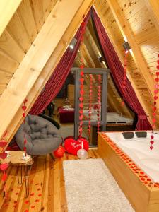 um quarto com uma cama e uma cadeira numa tenda em Tenta bungalov em Rize