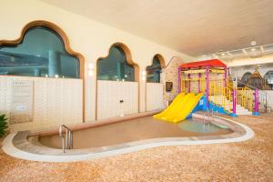 einen Spielbereich für Kinder mit Rutsche in einem Zimmer in der Unterkunft Sol Beach Yangyang in Yangyang