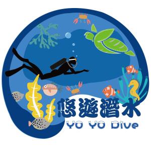 un hombre está nadando en el océano con peces y la inscripción no buceo en Yo Yo Dive, en Xiaoliuqiu