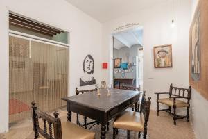 una sala da pranzo con tavolo e sedie di Townhouse Can Miquel a Sa Pobla