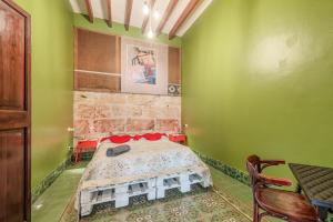 una camera con un letto in una stanza verde di Townhouse Can Miquel a Sa Pobla Altre 12 foto