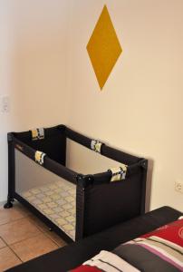 a black bunk bed with a yellow sign on the wall at Ferienwohnung Mörlenbach Altstadt in Mörlenbach