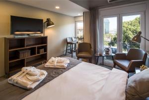 um quarto de hotel com uma cama com toalhas em Taxim Suites Residences Istanbul em Istambul