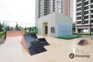 un edificio con una rampa de skate frente a algunos edificios en Bali Residence Malacca Premium By I Housing en Melaka