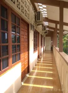 Sintang的住宿－WismaALAS Syariah Guesthouse，一座带木门的建筑的空走廊