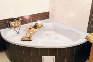 a bath tub with two glasses of wine and candles at Casa Tamplarului in Alba Iulia