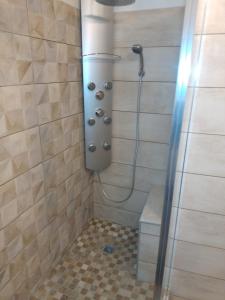 La salle de bains est pourvue d'une douche avec un pommeau de douche. dans l'établissement Gîte tout confort en Cévennes 3 étoiles, à Saint-Martin-de-Valgalgues
