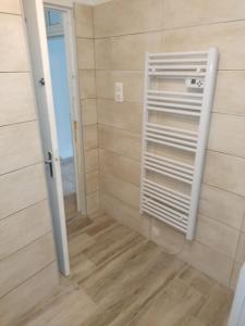 uma casa de banho com um chuveiro e um toalheiro. em Gîte tout confort en Cévennes 3 étoiles em Saint-Martin-de-Valgalgues