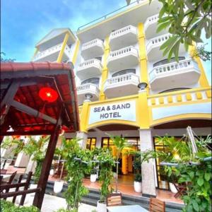 budynek z napisem "Sea s sand hotel" w obiekcie Sea and Sand Hotel w Hoi An