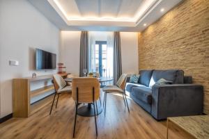 Televízia a/alebo spoločenská miestnosť v ubytovaní Olivia Suites Apartments