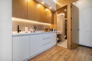 Kuchyňa alebo kuchynka v ubytovaní Olivia Suites Apartments + 37 fotografií