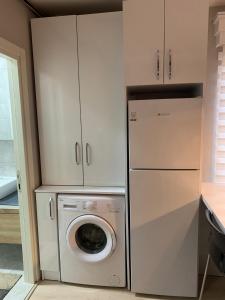 een wasruimte met een wasmachine en een wasmachine bij Alfa Toplu ulaşıma yakın Tam donanımlı şık daire in Istanbul