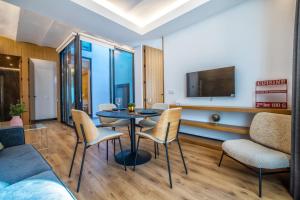 Televízia a/alebo spoločenská miestnosť v ubytovaní Olivia Suites Apartments
