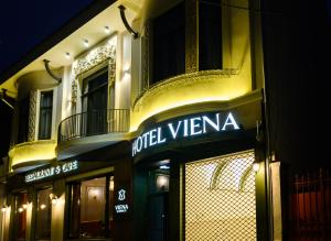 un edificio con un cartel que lee Hotel Viena en HOTEL VIENA, en Satu Mare