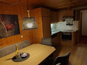 Kuchyňa alebo kuchynka v ubytovaní Alpenblühn Appartements Tschagguns