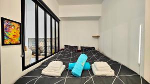 - une chambre avec un lit et 2 oreillers bleus dans l'établissement Alex Nice Studio, à Nice