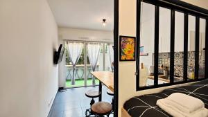 d'un salon avec un canapé et un balcon. dans l'établissement Alex Nice Studio, à Nice