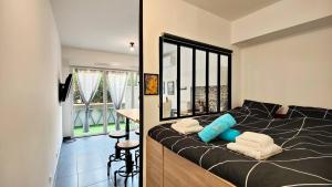 - deux photos d'une chambre avec un lit dans une pièce dans l'établissement Alex Nice Studio, à Nice