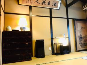 una habitación con un tocador y una lámpara. en Tsubakian / Kyoto / Vacation STAY 65291 en Kioto