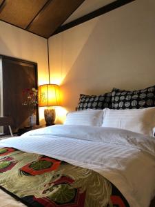 1 dormitorio con 1 cama blanca grande con lámpara en Tsubakian / Kyoto / Vacation STAY 65291 en Kioto