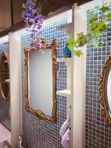 - Baño con espejo y pared de azulejos azules en Tsubakian / Kyoto / Vacation STAY 65291 en Kioto