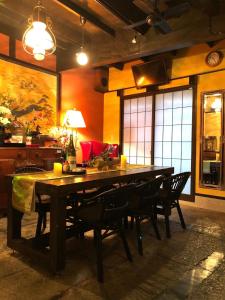 Tsubakian / Kyoto / Vacation STAY 65291 في كيوتو: غرفة طعام مع طاولة وكراسي خشبية كبيرة