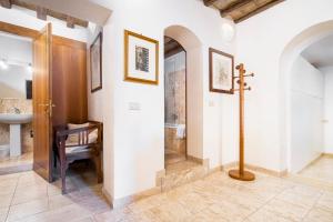 baño con lavabo y una cruz en la pared en The Balcony Suite - affaccio su Piazza del Campo, en Siena
