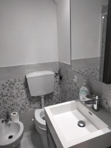 Ein Badezimmer in der Unterkunft Casetta Blu Mondello zona Partanna