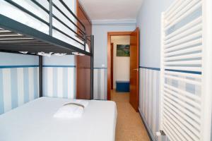 Un pat sau paturi într-o cameră la Global Properties, Apartamento con buenas vistas en Canet playa +45 fotografii