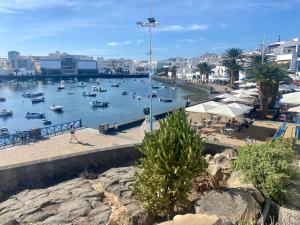 un cuerpo de agua con barcos en un puerto en Casa Inma. Espacio y confort en Arrecife, en Arrecife