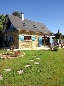 une maison en pierre avec une grande cour devant elle dans l'établissement GITE LA PEYRADE HAUTES PYRENEES, à Artiguemy