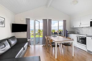 cocina y sala de estar con mesa y sofá en First Camp Gränna - Vättern, en Gränna