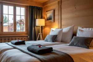 Rúm í herbergi á Charming Alpine Apartment Gstaad