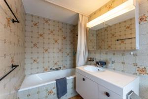 Baðherbergi á Charming Alpine Apartment Gstaad