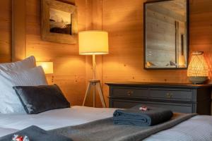 Rúm í herbergi á Charming Alpine Apartment Gstaad