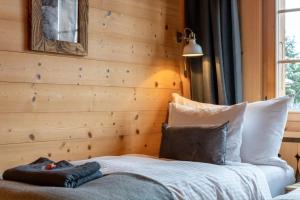 Rúm í herbergi á Charming Alpine Apartment Gstaad
