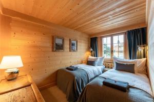 Katil atau katil-katil dalam bilik di Charming Alpine Apartment Gstaad