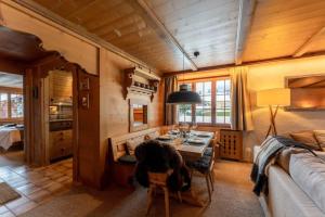 Ruang duduk di Charming Alpine Apartment Gstaad