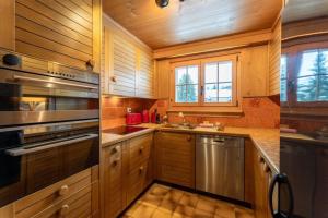 Eldhús eða eldhúskrókur á Charming Alpine Apartment Gstaad