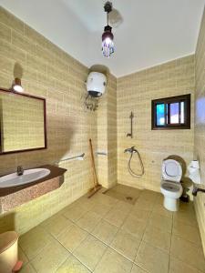 ein Badezimmer mit einer Badewanne, einem WC und einem Waschbecken in der Unterkunft Moonlight in Dahab