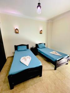 - une chambre avec 2 lits et des serviettes dans l'établissement Moonlight, à Dahab